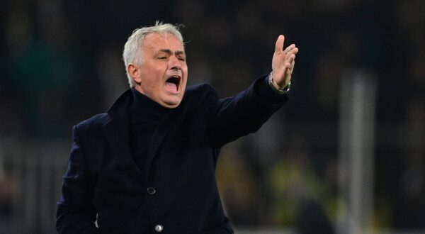 ISTANBUL, TURKIYE - FEBRUARY 16: Head coach Jose Mourinho of Fenerbahce follows the Turkish Super Lig week 24 match between Fenerbahce and Kasimpasa at Ulker Stadium in Istanbul, Turkiye on February 16, 2025. Serhat Cagdas / Anadolu/ABACAPRESS.COM,Image: 964851848, License: Rights-managed, Restrictions: , Model Release: no, Credit line: AA/ABACA / Abaca Press / Profimedia
