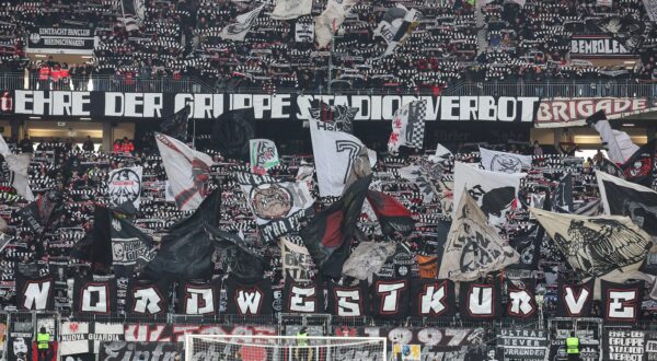 Fußball 1. Bundesliga - Eintracht Frankfurt - Holstein Kiel am 16.02.2025 im Deutsche Bank Park in Frankfurt Die Fans von Eintracht Frankfurt präsentieren in der Nordwestkurve eine Schalparade und Schwenkfahnen *** Soccer 1 Bundesliga Eintracht Frankfurt Holstein Kiel on 16 02 2025 at Deutsche Bank Park in Frankfurt The fans of Eintracht Frankfurt present a scarf parade and waving flags in the northwest curve MH,Image: 965076379, License: Rights-managed, Restrictions: , Model Release: no, Credit line: osnapix / Marcus Hirnschal / imago sportfotodienst / Profimedia