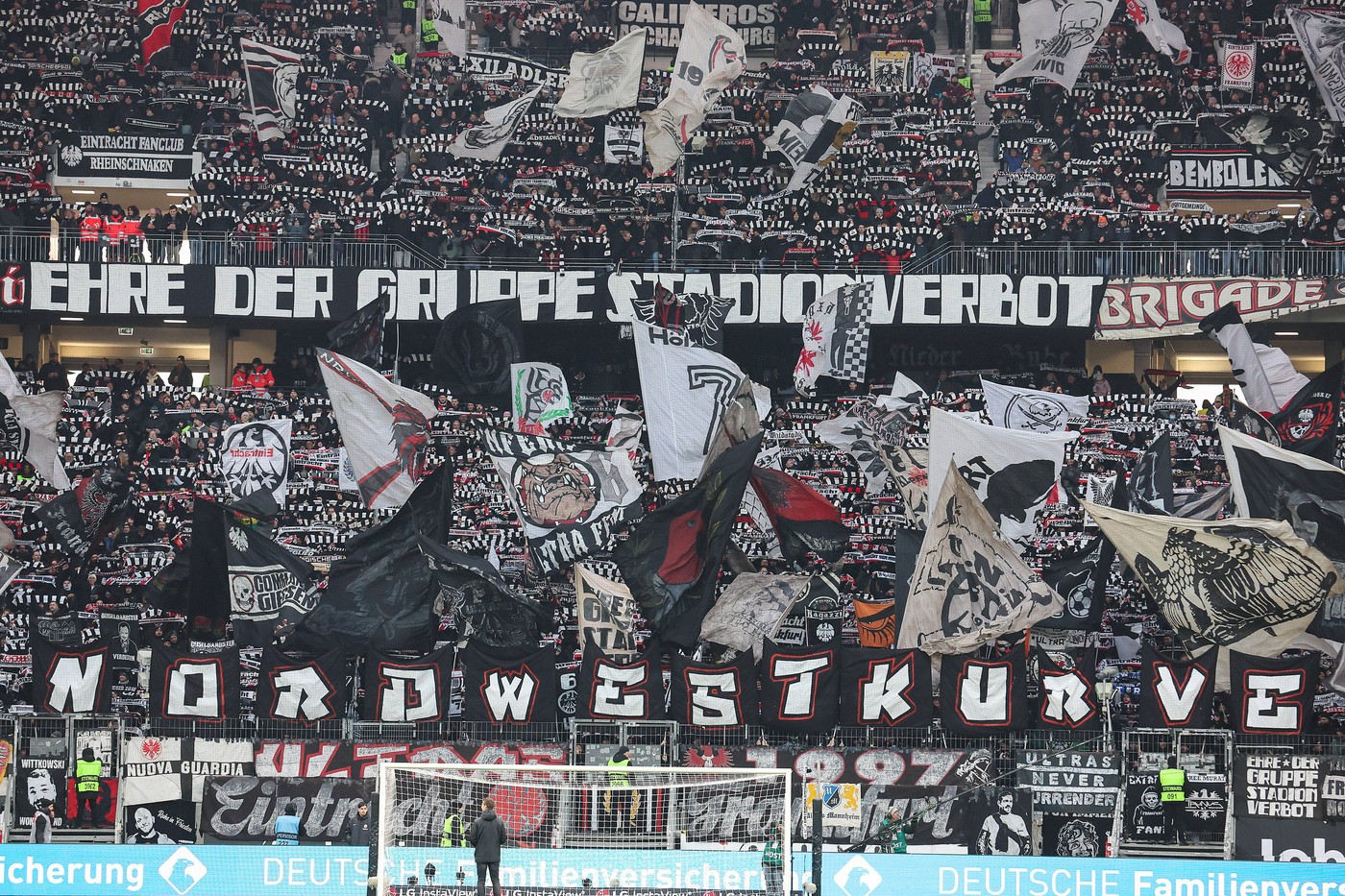 Fußball 1. Bundesliga - Eintracht Frankfurt - Holstein Kiel am 16.02.2025 im Deutsche Bank Park in Frankfurt Die Fans von Eintracht Frankfurt präsentieren in der Nordwestkurve eine Schalparade und Schwenkfahnen *** Soccer 1 Bundesliga Eintracht Frankfurt Holstein Kiel on 16 02 2025 at Deutsche Bank Park in Frankfurt The fans of Eintracht Frankfurt present a scarf parade and waving flags in the northwest curve MH,Image: 965076379, License: Rights-managed, Restrictions: , Model Release: no, Credit line: osnapix / Marcus Hirnschal / imago sportfotodienst / Profimedia