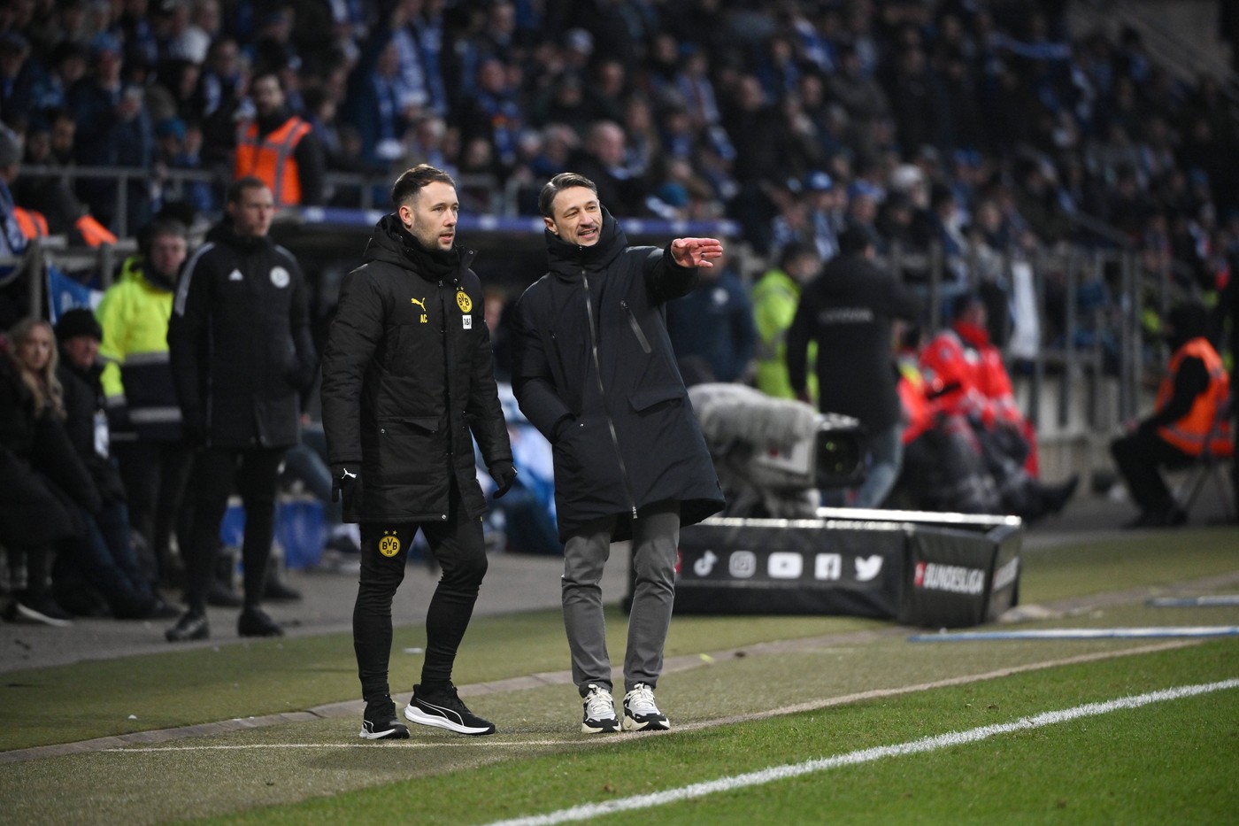 Trainer Niko Kovac Borussia Dortmund, re., und Alex Clapham Techniktrainer Borussia Dortmund 15.02.2025, Fussball 1. Bundesliga, 22. Spieltag, Saison 2024/2025 VfL Bochum - Borussia Dortmund 2:0 Bochum Vonovia Ruhrstadion Nordrhein Westfalen Deutschland *** Coach Niko Kovac Borussia Dortmund , re , and Alex Clapham Technical Coach Borussia Dortmund 15 02 2025, Soccer 1 Bundesliga, 22 Matchday, Season 2024 2025 VfL Bochum Borussia Dortmund 2 0 Bochum Vonovia Ruhrstadion Nordrhein Westfalen Germany Team2,Image: 965386342, License: Rights-managed, Restrictions: , Model Release: no, Credit line: Maik Hölter/TEAM2sportphoto / imago sportfotodienst / Profimedia