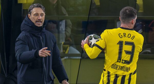 19.02.2025, Borussia Dortmund vs. Sporting Lissabon, UEFA Champions League, Playoff-Rückspiel Dortmunds Trainer Niko Kovac l spricht mit Dortmunds Pascal Groß. Wichtiger Hinweis: Gemaess den Vorgaben der UEFA ist es untersagt, in dem Stadion und/oder vom Spiel angefertigte Fotoaufnahmen in Form von Sequenzbildern und/oder videoaehnlichen Fotostrecken zu verwerten bzw. verwerten zu lassen. *** 19 02 2025, Borussia Dortmund vs Sporting Lisbon, UEFA Champions League, play-off second leg Dortmund coach Niko Kovac talks to Dortmunds Pascal Groß Important note In accordance with UEFA regulations, it is prohibited to use or have used photographs taken in the stadium and / or of the match in the form of sequential images and / or video-like photo series Copyright: xBahhoxKarax,Image: 966133952, License: Rights-managed, Restrictions: , Model Release: no, Credit line: Bahho Kara / imago sportfotodienst / Profimedia