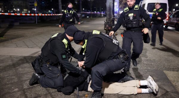 Police apprehend a suspect at the scene where a person was stabbed near the memorial of the murdered jews of Europe in Berlin on February 21, 2025.,Image: 967175540, License: Rights-managed, Restrictions: , Model Release: no, Credit line: Odd ANDERSEN / AFP / Profimedia