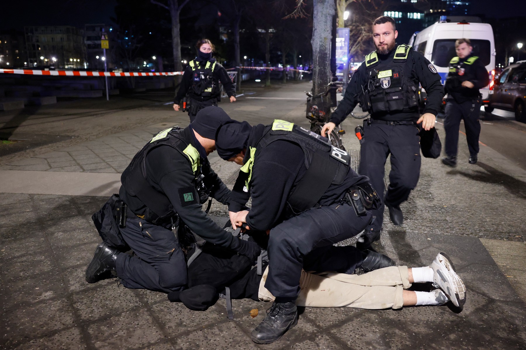 Police apprehend a suspect at the scene where a person was stabbed near the memorial of the murdered jews of Europe in Berlin on February 21, 2025.,Image: 967175540, License: Rights-managed, Restrictions: , Model Release: no, Credit line: Odd ANDERSEN / AFP / Profimedia