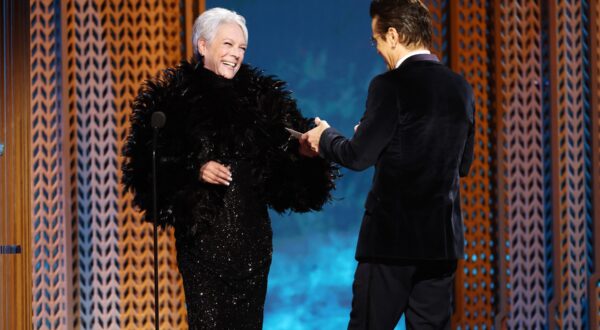 LOS ANGELES, CALIFORNIA - FEBRUARY 23: Colin Farrell (R) accepts the Outstanding Performance by a Male Actor in a Television Movie or Limited Series award for "The Penguin" from Jamie Lee Curtis onstage during the 31st Annual Screen Actors Guild Awards at Shrine Auditorium and Expo Hall on February 23, 2025 in Los Angeles, California.   Matt Winkelmeyer,Image: 968209378, License: Rights-managed, Restrictions: , Model Release: no, Credit line: Matt Winkelmeyer / Getty images / Profimedia