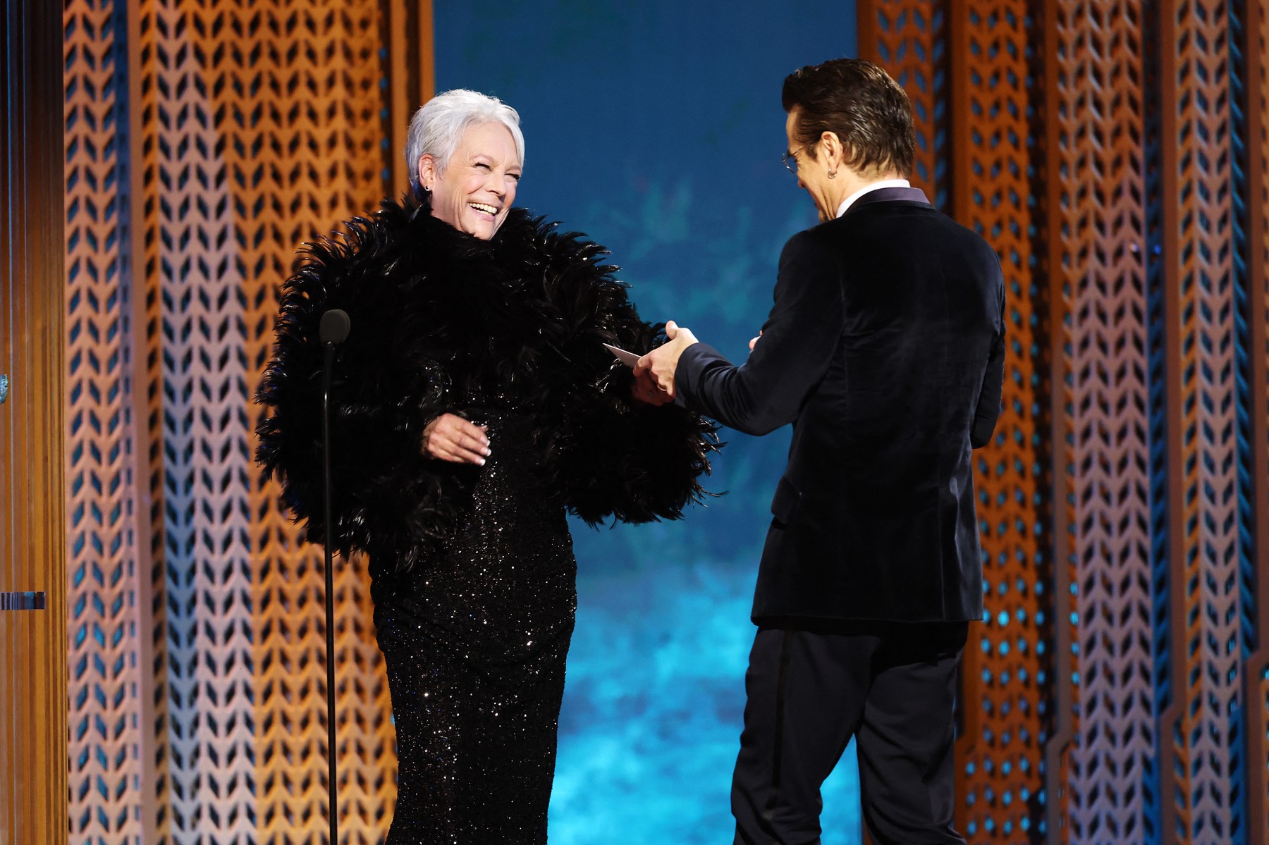 LOS ANGELES, CALIFORNIA - FEBRUARY 23: Colin Farrell (R) accepts the Outstanding Performance by a Male Actor in a Television Movie or Limited Series award for "The Penguin" from Jamie Lee Curtis onstage during the 31st Annual Screen Actors Guild Awards at Shrine Auditorium and Expo Hall on February 23, 2025 in Los Angeles, California.   Matt Winkelmeyer,Image: 968209378, License: Rights-managed, Restrictions: , Model Release: no, Credit line: Matt Winkelmeyer / Getty images / Profimedia