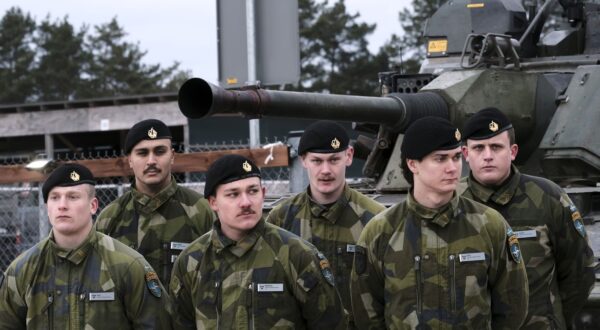epa11880791 Swedish servicemen of the mechanized infantry battalion from the South Skane Regiment attend a ceremony to mark Sweden officially becoming part of the NATO Multinational Brigade in Latvia, at the Adazi Military base in Latvia, 07 February 2025. 14 NATO countries are represented in the brigade.  EPA/VALDA KALNINA