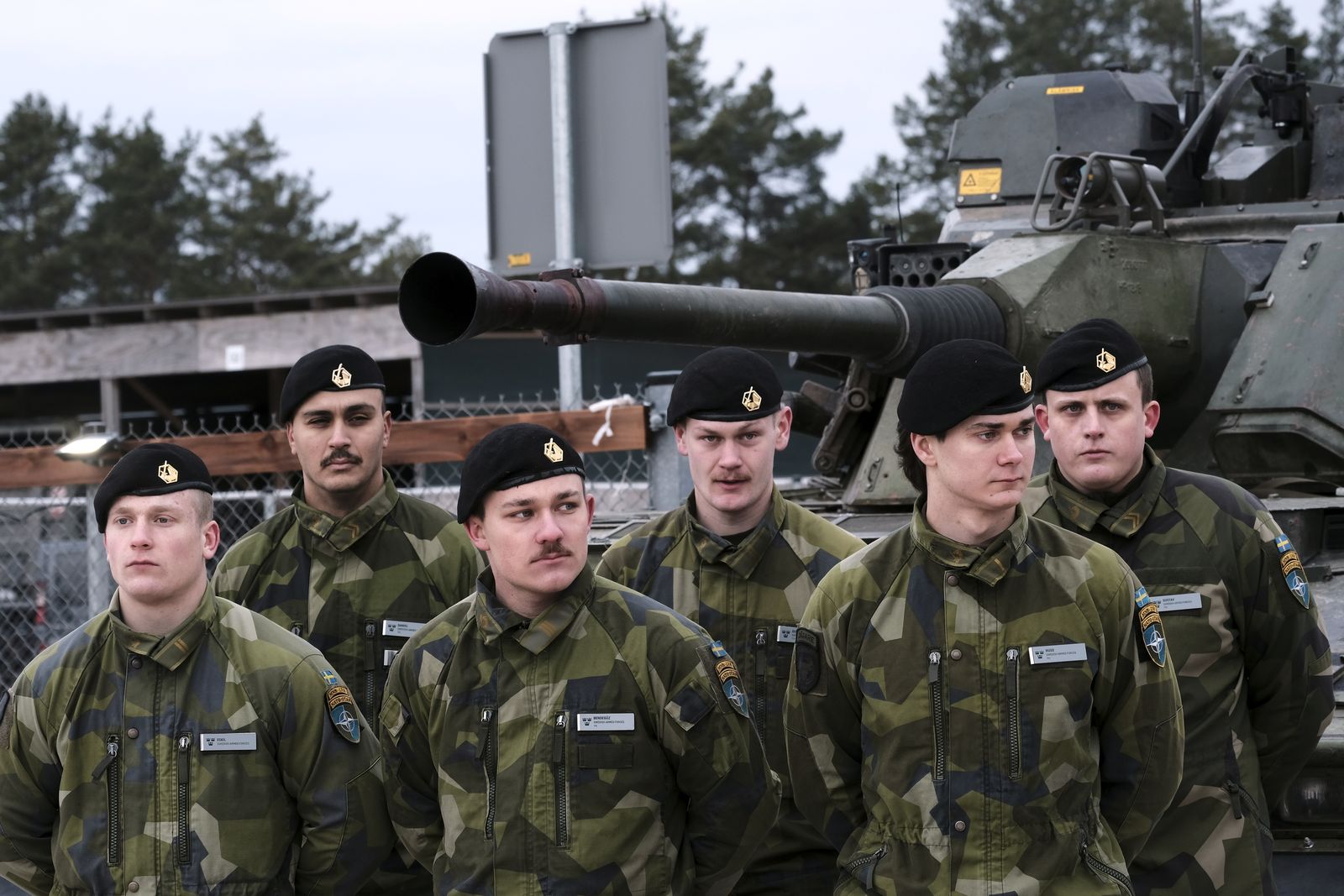 epa11880791 Swedish servicemen of the mechanized infantry battalion from the South Skane Regiment attend a ceremony to mark Sweden officially becoming part of the NATO Multinational Brigade in Latvia, at the Adazi Military base in Latvia, 07 February 2025. 14 NATO countries are represented in the brigade.  EPA/VALDA KALNINA