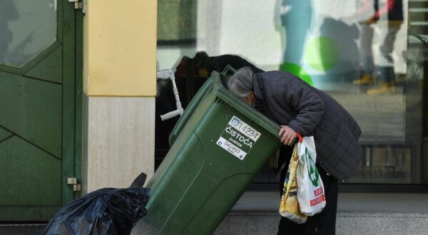 22.03.2022., Zagreb - Tuzna gospodja u doba inflacije u potrazi za bocama ili hranom kako bi nadopunila svoj kucni budzet. Photo: Marko Lukunic/PIXSELL