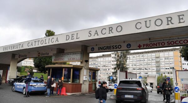 epa11895336 A general view at the entrance of Agostino Gemelli University Hospital where Pope Francis underwent surgery, in Rome, Italy, 14 February 2025.  EPA/FABIO CIMAGLIA