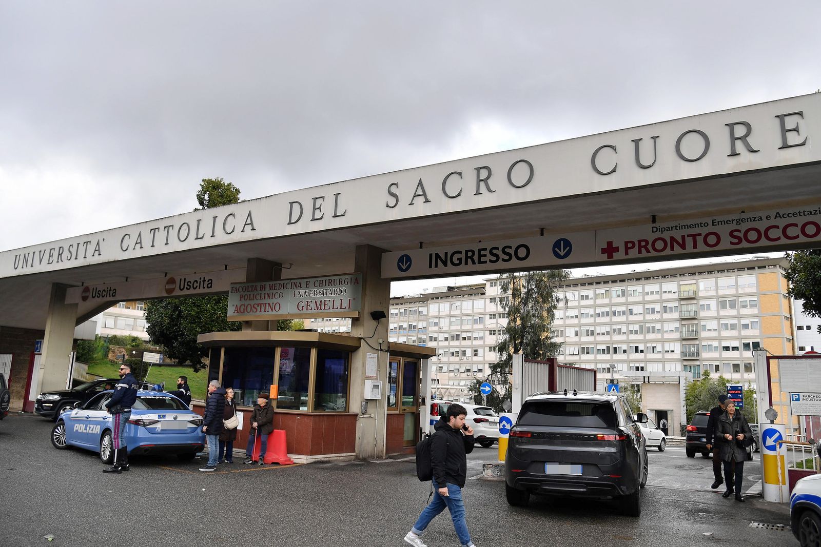 epa11895336 A general view at the entrance of Agostino Gemelli University Hospital where Pope Francis underwent surgery, in Rome, Italy, 14 February 2025.  EPA/FABIO CIMAGLIA