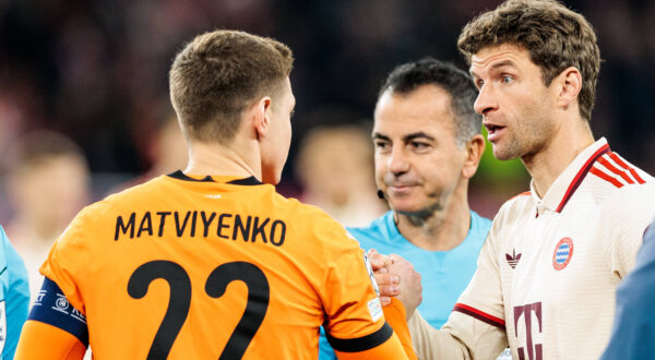 UEFA Champions League: FC Shakhtar Donetsk - FC Bayern München 10.12.2024 Mykola Matviyenko FC Shakhtar Donetsk, 22 und Thomas Müller FC Bayern München, 25 beim Münzwurf, Shake Hands UEFA Champions League: FC Shakhtar Donetsk - FC Bayern München, Gelsenkirchen, Arena auf Schalke am 10.12.2024 *** UEFA Champions League FC Shakhtar Donetsk FC Bayern Munich 10 12 2024 Mykola Matviyenko FC Shakhtar Donetsk, 22 and Thomas Müller FC Bayern Munich, 25 at the coin toss, shake hands UEFA Champions League FC Shakhtar Donetsk FC Bayern Munich, Gelsenkirchen, Arena auf Schalke on 10 12 2024 Copyright: xBEAUTIFULxSPORTS/Wunderlx