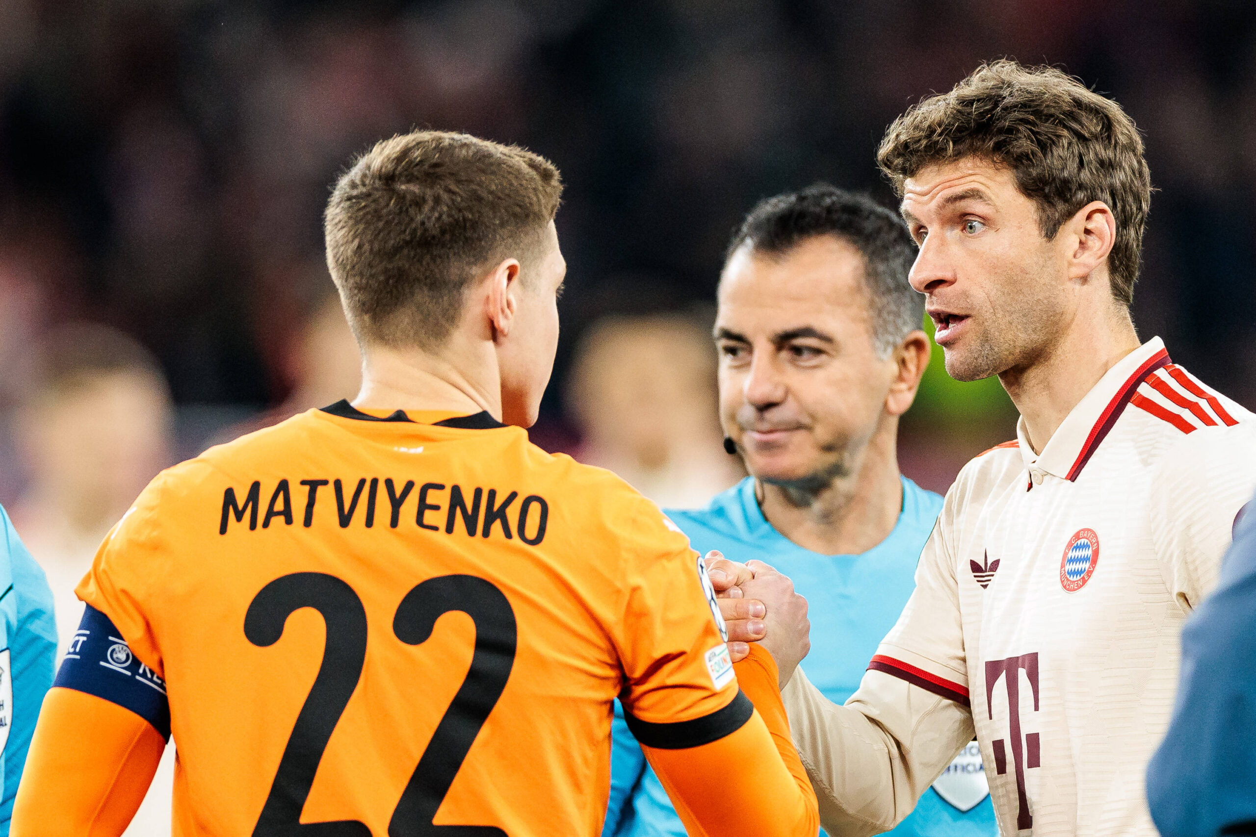 UEFA Champions League: FC Shakhtar Donetsk - FC Bayern München 10.12.2024 Mykola Matviyenko FC Shakhtar Donetsk, 22 und Thomas Müller FC Bayern München, 25 beim Münzwurf, Shake Hands UEFA Champions League: FC Shakhtar Donetsk - FC Bayern München, Gelsenkirchen, Arena auf Schalke am 10.12.2024 *** UEFA Champions League FC Shakhtar Donetsk FC Bayern Munich 10 12 2024 Mykola Matviyenko FC Shakhtar Donetsk, 22 and Thomas Müller FC Bayern Munich, 25 at the coin toss, shake hands UEFA Champions League FC Shakhtar Donetsk FC Bayern Munich, Gelsenkirchen, Arena auf Schalke on 10 12 2024 Copyright: xBEAUTIFULxSPORTS/Wunderlx
