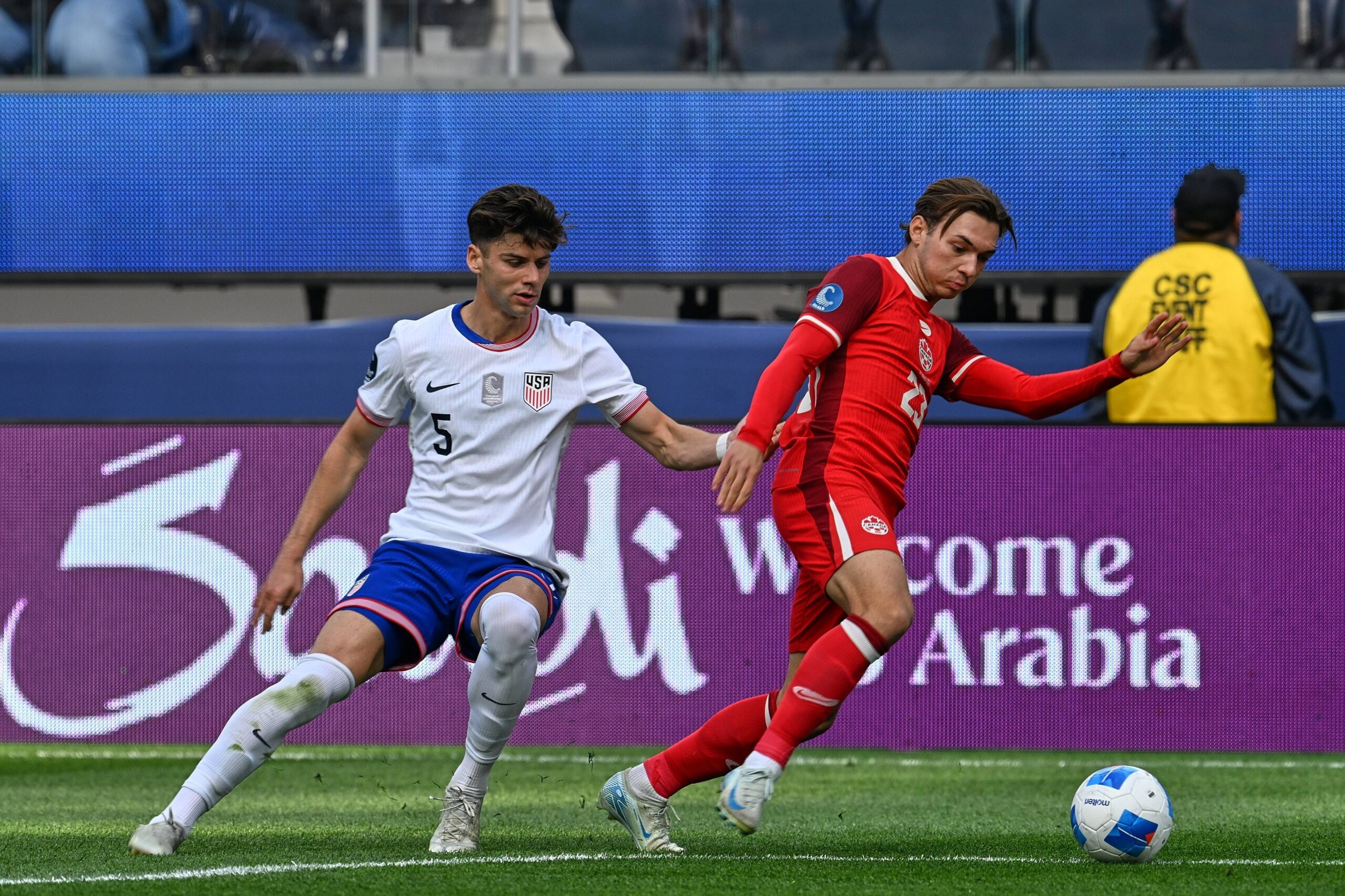 RECORD DATE NOT STATED IV CONCACAF NATIONS LEAGUE 2024-2025 Canada vs United States - Third Place Maximilian Arfsten L of United States fights for the ball with Niko Sigur R of Canada during the Third Place match between Canada and United States as part Final Four of the Concacaf Nations League 2024-2025 at SoFi Stadium on March 23, 2025 in Inglewood, Los Angeles, California, United States. INGLEWOOD LOS ANGELES CALIFORNIA UNITED STATES PUBLICATIONxNOTxINxMEXxCHNxRUS Copyright: xDavidxLeahx 20250323163012_CNL_2025_3P_CAN_USA_SIGUR82