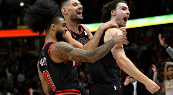 Chicago Bulls' Josh Giddey right, celebrates with teammates Nikola Vucevic center, and Coby White left, after making the winning basket against the Los Angeles Lakers in an NBA basketball game Thursday, March 27, 2025, in Chicago. (AP Photo/Paul Beaty) Lakers Bulls Basketball