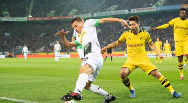 Stefan LAINER l. (MG) im Zweikampf gegen Raphael GUERREIRO (DO), Aktion, Linie, Seitenaus, Aus, Ball im Aus, Seitenlinie, Fussball 1. Bundesliga, 25.Spieltag, Borussia Moenchengladbach (MG) - Borussia Dortmund (DO) 1:2, am 07.03.2020 in Moenchengladbach Deutschland. Â *** Stefan LAINER l MG in the duel against Raphael GUERREIRO DO , action, line, side out, out, ball out, side line, soccer 1 Bundesliga, 25 matchday, Borussia Moenchengladbach MG Borussia Dortmund DO 1 2, on 07 03 2020 in Moenchengladbach Germany Â