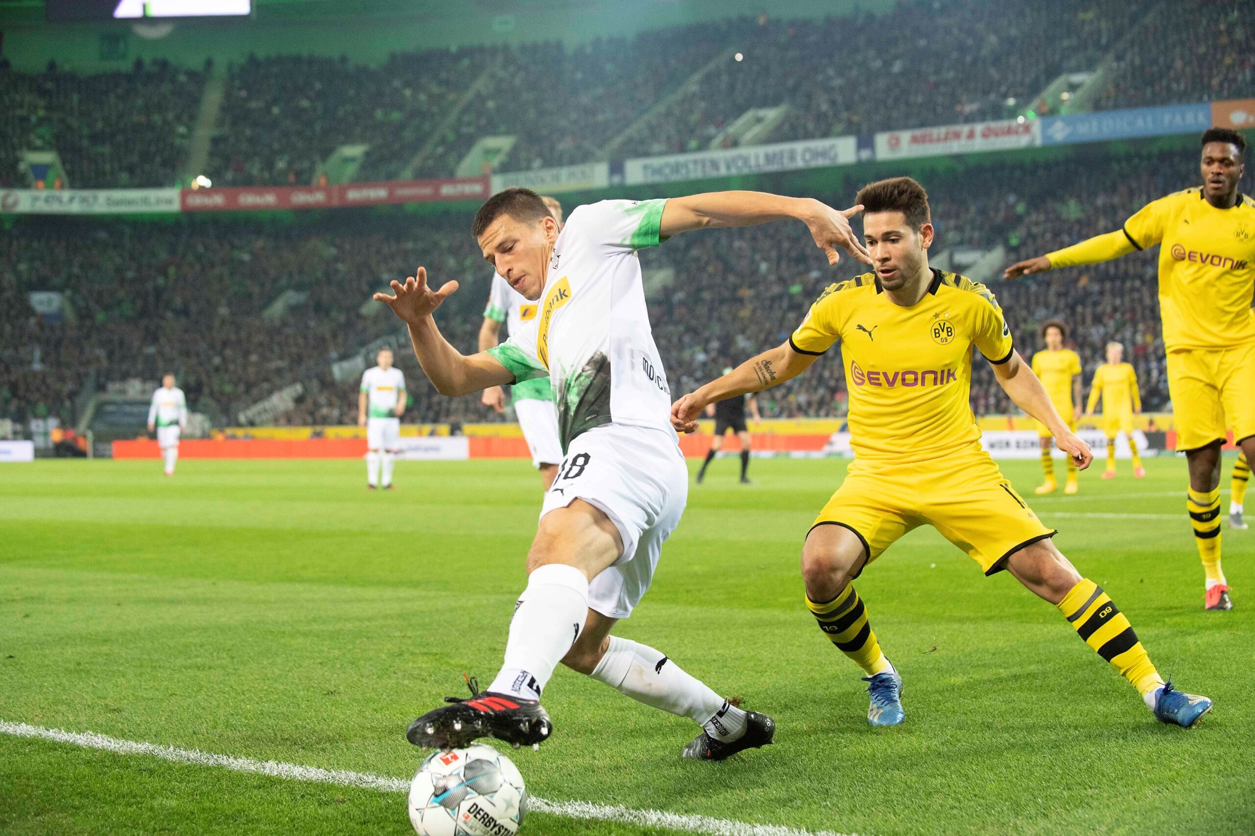 Stefan LAINER l. (MG) im Zweikampf gegen Raphael GUERREIRO (DO), Aktion, Linie, Seitenaus, Aus, Ball im Aus, Seitenlinie, Fussball 1. Bundesliga, 25.Spieltag, Borussia Moenchengladbach (MG) - Borussia Dortmund (DO) 1:2, am 07.03.2020 in Moenchengladbach Deutschland. Â *** Stefan LAINER l MG in the duel against Raphael GUERREIRO DO , action, line, side out, out, ball out, side line, soccer 1 Bundesliga, 25 matchday, Borussia Moenchengladbach MG Borussia Dortmund DO 1 2, on 07 03 2020 in Moenchengladbach Germany Â