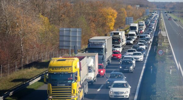 21.11.2020., Jastrebarsko - Velika guzva na autocesti A1 Zagreb-Split u smjeru Karlovca zbog prometne nesrece koja se dogodila na 19. kilometru iza odmoriste Desinec. U prometnoj nesreci u kojoj su sudjelovali sleper i kombi smrtno su stradale cetiri osobe, a vise ih je ozlijedjeno. Photo: Marin Tironi/PIXSELL