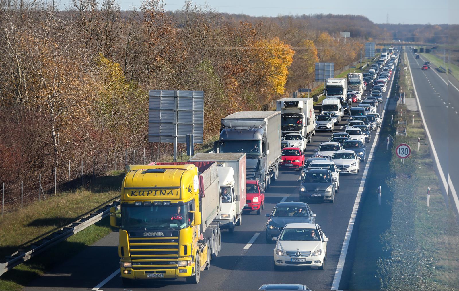 21.11.2020., Jastrebarsko - Velika guzva na autocesti A1 Zagreb-Split u smjeru Karlovca zbog prometne nesrece koja se dogodila na 19. kilometru iza odmoriste Desinec. U prometnoj nesreci u kojoj su sudjelovali sleper i kombi smrtno su stradale cetiri osobe, a vise ih je ozlijedjeno. Photo: Marin Tironi/PIXSELL