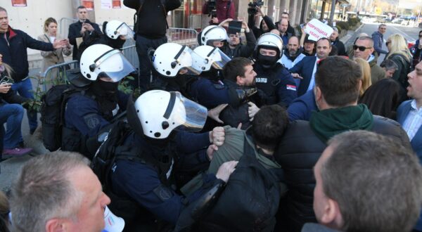 06, March, 2025, Belgrade -A clash occurred in front of the Belgrade City Assembly between citizens and security personnel.Photo: R.Z./ATAImages

06, mart, 2025, Beograd - Ispred Skupstine grada Beograda doslo je do sukoba gradjana i pripadnika obezbedjenja. Photo: R.Z./ATAImages
