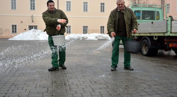 01.02.2017., Bjelovar - Nakon nocasnje kise jutro je osvanulo s poledicom koja predstavlja veliku opasnost za pjesake.  rPhoto: Damir Spehar/PIXSELL