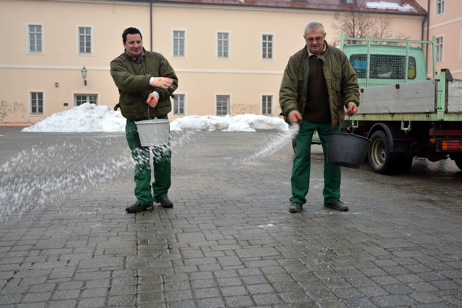 01.02.2017., Bjelovar - Nakon nocasnje kise jutro je osvanulo s poledicom koja predstavlja veliku opasnost za pjesake.  rPhoto: Damir Spehar/PIXSELL