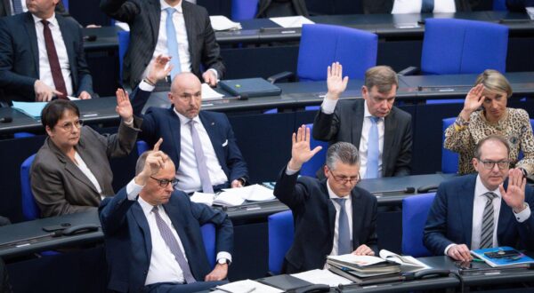 Deutscher Bundestag, 214. Plenarsitzung Friedrich Merz CDU gemeinsam mit seiner Fraktion bei der Abstimmung im Rahmen der Debatte um die Aenderung d. Grundgesetzes Art. 109, 115, 143h, 87a bei der 214. Sitzung des Deutschen Bundestag in Berlin, 18.03.2025 Berlin Berlin Deutschland *** German Bundestag, 214th plenary session Friedrich Merz CDU together with his parliamentary group during the vote in the debate on the amendment of the Basic Law Art 109, 115, 143h, 87a at the 214th session of the German Bundestag in Berlin, 18 03 2025 Berlin Berlin Germany Photo: IMAGO/IMAGOSTOCK&PEOPLE