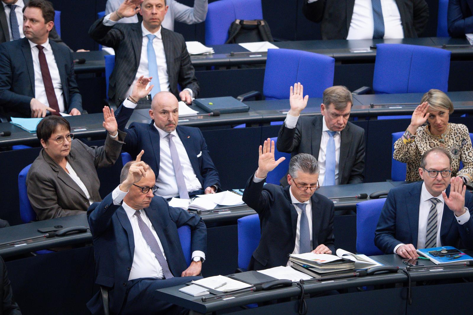 Deutscher Bundestag, 214. Plenarsitzung Friedrich Merz CDU gemeinsam mit seiner Fraktion bei der Abstimmung im Rahmen der Debatte um die Aenderung d. Grundgesetzes Art. 109, 115, 143h, 87a bei der 214. Sitzung des Deutschen Bundestag in Berlin, 18.03.2025 Berlin Berlin Deutschland *** German Bundestag, 214th plenary session Friedrich Merz CDU together with his parliamentary group during the vote in the debate on the amendment of the Basic Law Art 109, 115, 143h, 87a at the 214th session of the German Bundestag in Berlin, 18 03 2025 Berlin Berlin Germany Photo: IMAGO/IMAGOSTOCK&PEOPLE