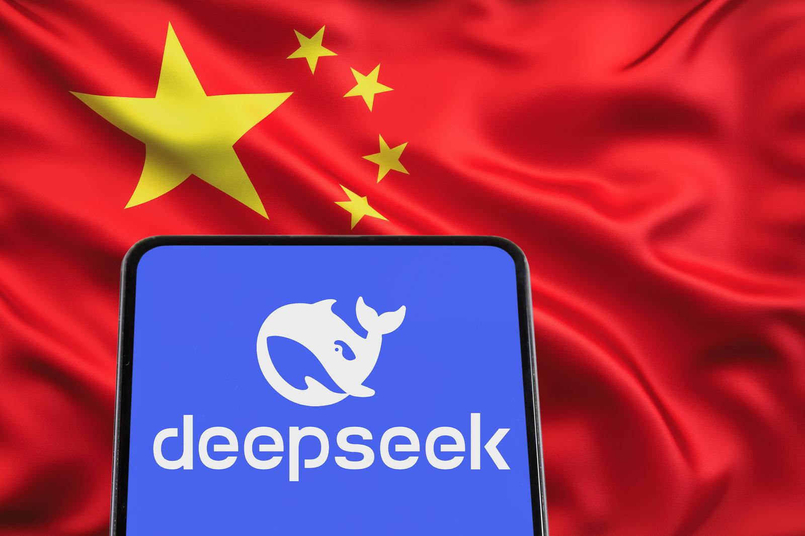 Deepseek Künstliche Intelligenz KI aus China mit chinesicher Flagge auf einem Handy und Website Stuttgart, Deutschland - 8. Februar 2025: Deepseek Künstliche Intelligenz KI aus China mit chinesicher Flagge auf einem Handy und Website in Stuttgart, Deutschland. *** Deepseek Artificial Intelligence AI from China with Chinese flag on a cell phone and website Stuttgart, Germany February 8, 2025 Deepseek Artificial Intelligence AI from China with Chinese flag on a cell phone and website in Stuttgart, Germany Photo: IMAGO/Markus Mainka/IMAGOSTOCK&PEOPLE