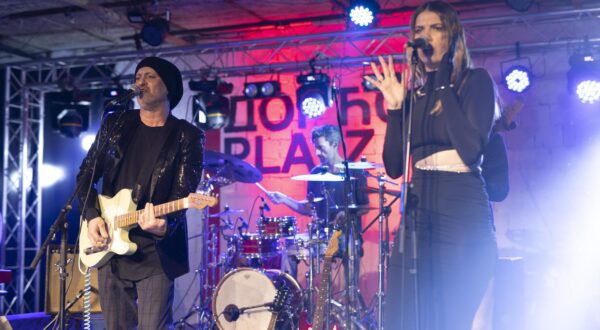 16, December, 2023, Belgrade - The electro-acoustic pop attraction of the regional scene, Detour, held a concert in Dorcol Platz. Band Detour. Photo: M.M./ATAImages

16, decembar, 2023, Beograd - Elektro-akusticna pop atrakcija regionalne scene, Detour, održala je koncert u Dorcol Platzu. Photo: M.M./ATAImages Photo: M.M./ATAImages/PIXSELL