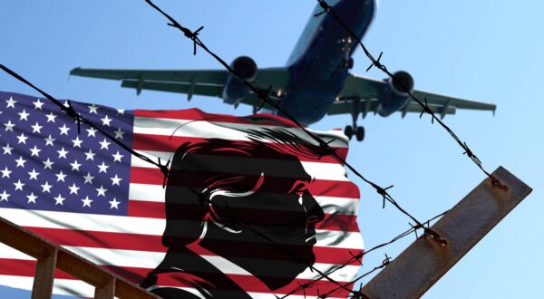 January 22, 2025: Donald Trump plans to deport millions of illegal immigrants from the USA. Symbolic image shows plane, barbed wire and the American flag with a stylized Trump portrait. Depiction of the United States migration policy and border security. PHOTOMONTAGE *** Donald Trump plant die Abschiebung von Millionen illegal Eingewanderten aus den USA. Symbolbild zeigt Flugzeug, Stacheldraht und die amerikanische Flagge mit einem stilisierten Trump-Porträt. Darstellung der Migrationspolitik und Grenzsicherung der Vereinigten Staaten. FOTOMONTAGE Photo: IMAGO/Michael Bihlmayer/IMAGOSTOCK&PEOPLE