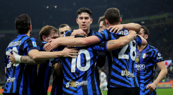 epa11886960 Players of FC Inter celebrate Fiorentina's own goal which made the score 1-0 during the Italian Serie A soccer match between FC Inter and ACF Fiorentina, in Milan, Italy, 10 February 2025.  EPA/ROBERTO BREGANI