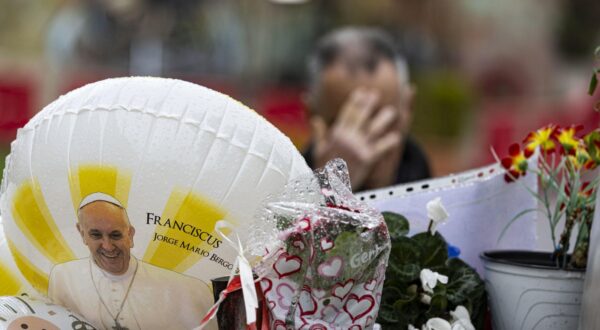 epaselect epa11923160 A man (back) prays outside the Agostino Gemelli hospital, where Pope Francis is currently hospitalized, in Rome, Italy, 25 February 2025. The pope was admitted to hospital on 14 February due to a respiratory tract infection.  EPA/MASSIMO PERCOSSI
