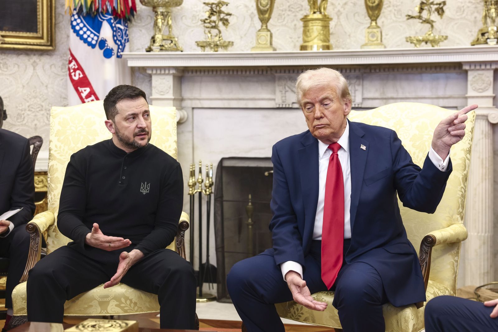 epa11930690 US President Donald Trump (R) meets with  Ukrainian President Volodymyr Zelensky (L) in the Oval Office of the White House in Washington, DC, USA, 28 February 2025. Zelensky is in Washington to sign the framework of a deal, pushed by President Trump, to share Ukraines’s mineral wealth with the US.  EPA/JIM LO SCALZO / POOL