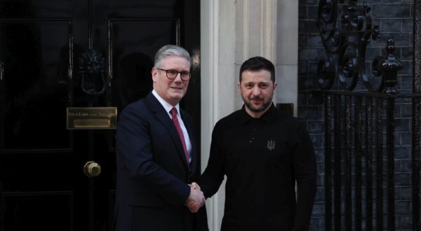 epa11932895 Britain's Prime Minister Kier Starmer (L) greets the President of Ukraine Volodymyr Zelensky (R) ahead of a bilateral meeting, outside 10 Downing Street in London, Britain, 01 March 2025.  EPA/NEIL HALL