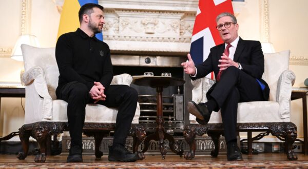epa11932919 Britain's Prime Minister Kier Starmer (R) and Ukraine's President Volodymyr Zelensky (L) attend a bilateral meeting at 10 Downing Street in London, Britain, 01 March 2025.  EPA/CHRIS J. RATCLIFFE / POOL