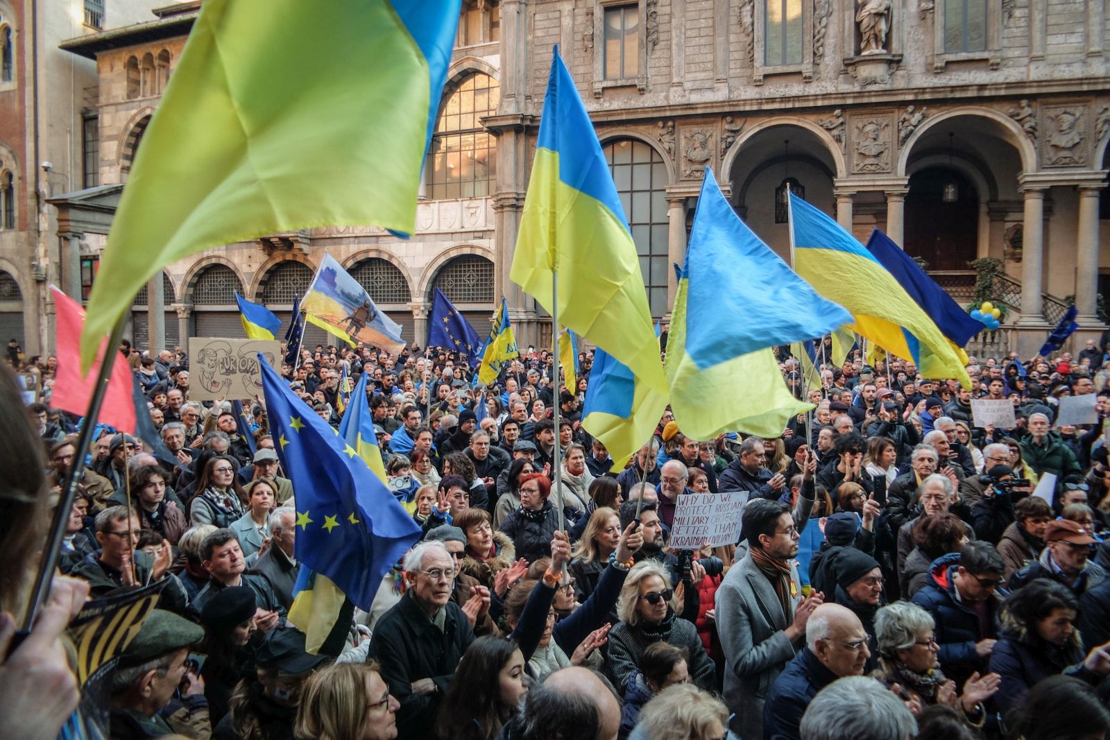 epa11935426 People participate in a demonstration at Piazza Mercanti, in Milan, Italy, 02 March 2025, in support of Ukraine.  EPA/MATTEO CORNER