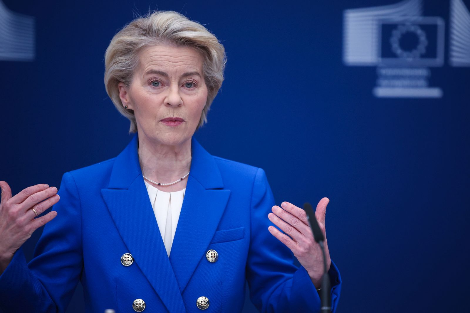 epa11939123 EU Commission President Ursula von der Leyen holds a press conference on a defense package aimed to secure Ukraine and Europe, at the European Commission in Brussels, Belgium, 04 March 2025. US President Donald Trump announced to put on hold military aid to Ukraine.  EPA/OLIVIER MATTHYS