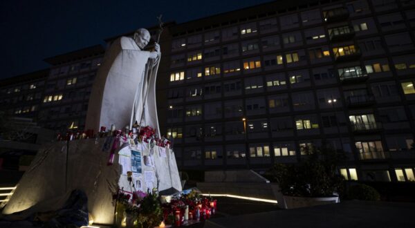 epa11942825 The statue of John Paul II at the entrance to the Gemelli hospital, where Pope Francis is hospitalized, in Rome, Italy, 05 March 2025. Pope Francis was admitted to the Agostino Gemelli Hospital in Rome on February 14 due to a respiratory tract infection.  EPA/ANGELO CARCONI