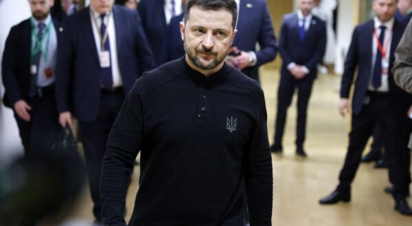 epa11944030 Ukraine's President Volodymyr Zelensky walks in a EU headquarters corridor after his meeting with France's president on the sidelines of the Special European Council to discuss continued support for Ukraine and European defence, at the EU headquarters in Brussels, Belgium, 06 March 2025.  EPA/LUDOVIC MARIN / POOL  MAXPPP OUT
