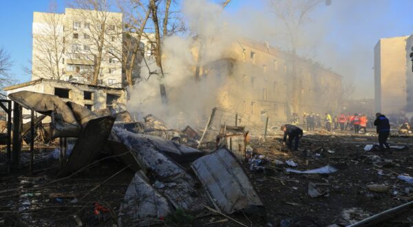 epa11946502 Ukrainian rescuers work at the site of Russian shelling near a residential building in Kharkiv, northeastern Ukraine, 07 March 2025, amid the Russian invasion. At least eight people were injured after Russian missile strikes hit near a three-story building and a critical infrastructure facility in Kharkiv, the Mayor of the city Ihor Terekhov wrote on telegram. Russia launched 194 attack drones and 67 missiles across Ukraine overnight, with Ukrainian air defenses shooting down 36 rockets and 186 drones, according to the Air Force Command of Ukraine.  EPA/SERGEY KOZLOV