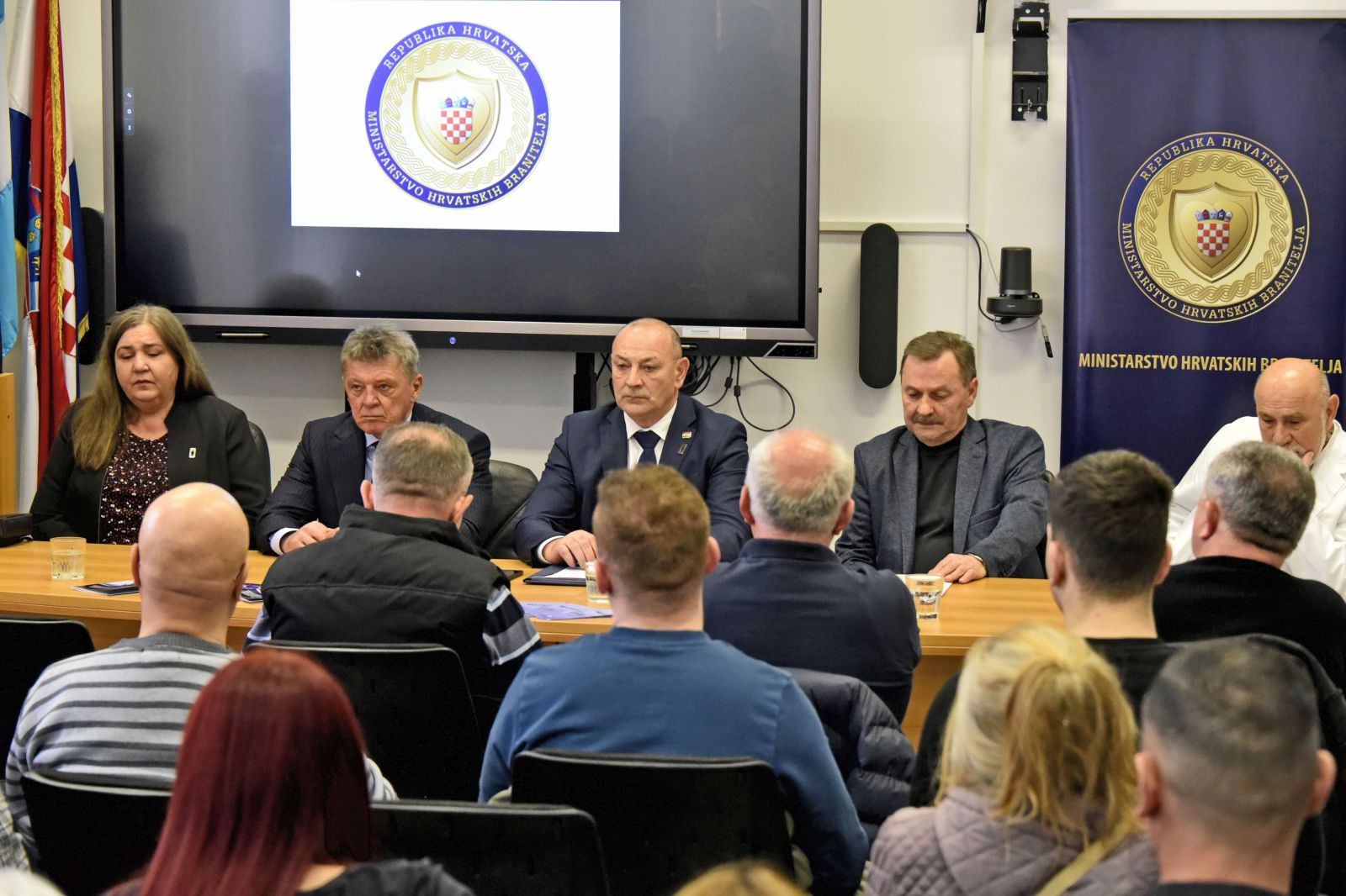 Vukovar, 10.03.2025. - Potpredsjednik Vlade i ministar hrvatskih branitelja Tomo Medved nazočio je identifikaciji posmrtnih ostataka žrtava iz Domovinskog rata u Nacionalnoj memorijalnoj bolnici "Dr. Juraj Njavro". Na fotografiji Ivan Turudić, Tomo Medved.
foto HINA/ Gordan PANIĆ/ gp