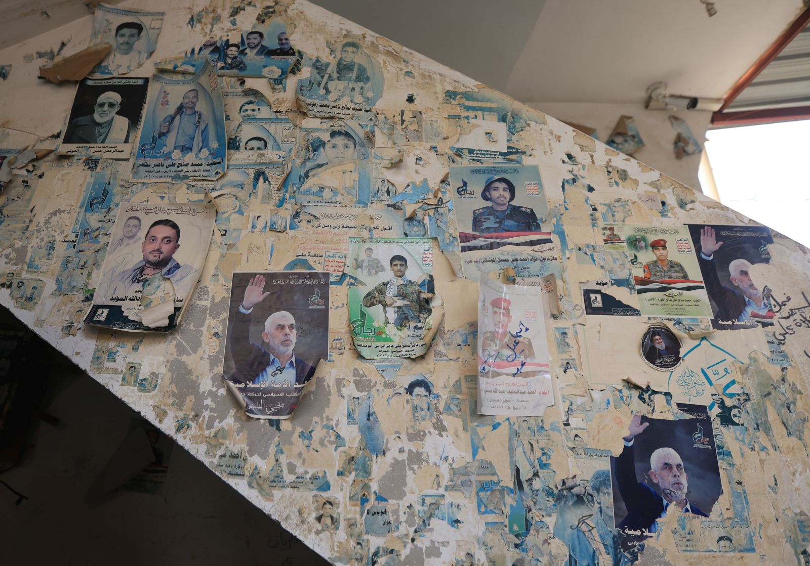 epa11957346 Posters depict late Hamas leader Yahya Sinwar and slain Houthi fighters, on a wall at a mosque, in Sana'a, Yemen, 11 March 2025.  Yemen’s Houthis vowed to resume attacks on Israeli vessels in the seas around Yemen, including the Red Sea and Bab al-Mandab strait, following the expiration of the deadline the group's leader, Abdul-Malik Al-Houthi, set four days ago for lifting the Israeli blockade of Gaza aid, Houthi military spokesperson Yahya Sarea said in a statement.  EPA/YAHYA ARHAB