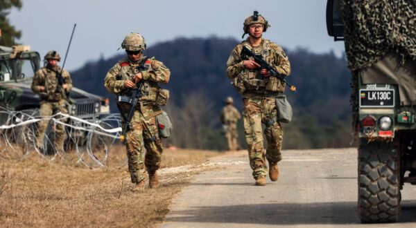 epa11959054 Soldiers of the 12th Combat Aviation Brigade of the US Army attend the Allied Spirit 25 exercise in Hohenfels, Germany, 12 March 2025. Allied Spirit 25 is a recurring exercise taking place at the 7th Army Training Command Joint Multinational Readiness Center and designed to prepare a multinational brigade in support of NATO deterrence initiatives.  EPA/HANNIBAL HANSCHKE