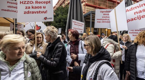 Zagreb, 15.3.2025 - Koordinacija hrvatske obiteljske medicine – KoHOM organizirala je prosvjed pod nazivom "HZZO godinama sustavno uništava obiteljsku medicinu – do kada?". Cilj prosvjeda je, kažu organizatori, skrenuti pozornost na alarmantno stanje u primarnoj zdravstvenoj zaštiti i nužnost hitnih promjena kako bi se zaštitila struka i osigurala kvalitetnija zdravstvena skrb za građane Hrvatske.
Foto Hina/ Dario GRZELJ/ dag