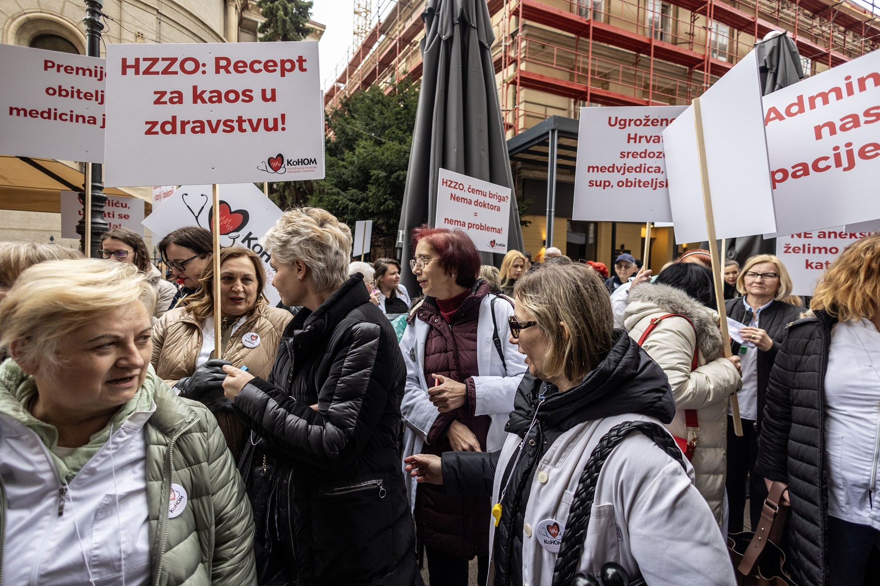 Zagreb, 15.3.2025 - Koordinacija hrvatske obiteljske medicine – KoHOM organizirala je prosvjed pod nazivom "HZZO godinama sustavno uništava obiteljsku medicinu – do kada?". Cilj prosvjeda je, kažu organizatori, skrenuti pozornost na alarmantno stanje u primarnoj zdravstvenoj zaštiti i nužnost hitnih promjena kako bi se zaštitila struka i osigurala kvalitetnija zdravstvena skrb za građane Hrvatske.
Foto Hina/ Dario GRZELJ/ dag