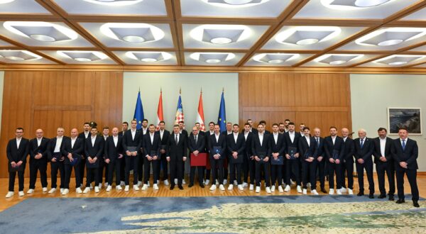 Zagreb, 15.03.2025. - Predsjednik Republike Zoran Milanović uručio je odlikovanja igračima, stručnom timu, trenerima i tehničkoj potpori Hrvatske rukometne reprezentacije za osvojenu srebrnu medalju na Svjetskom rukometnom prvenstvu 2025. foto HINA/ Ured predsjednika Republike Hrvatske / Filip Glas/ ml