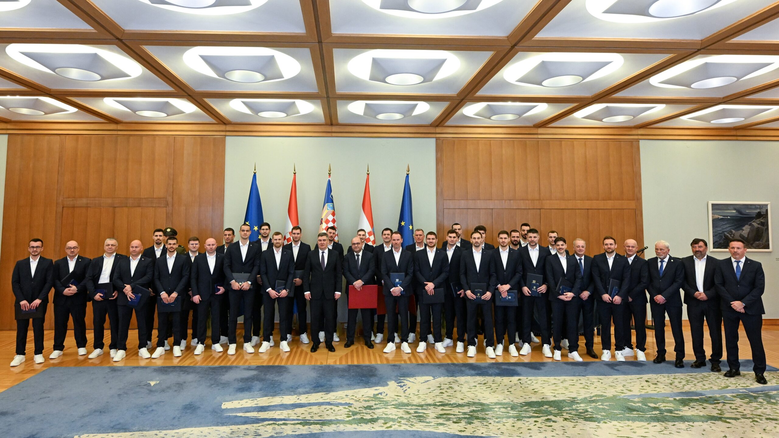 Zagreb, 15.03.2025. - Predsjednik Republike Zoran Milanović uručio je odlikovanja igračima, stručnom timu, trenerima i tehničkoj potpori Hrvatske rukometne reprezentacije za osvojenu srebrnu medalju na Svjetskom rukometnom prvenstvu 2025. foto HINA/ Ured predsjednika Republike Hrvatske / Filip Glas/ ml