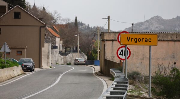 Vrgorac, 16.3.2025. - Zbog radova na rekonstrukciji državne ceste DC-62 od ponedjeljka se zatvara zapadni ulaz u Vrgorac na tri mjeseca. Ulazak u Vrgorac iz smjera Makarske, Gospodarske zona Ravča i s izlaza s autoceste A1 Ravča bit će zatvoren za sav promet do ljeta. foto HINA/ Jure DIVIĆ/ jd