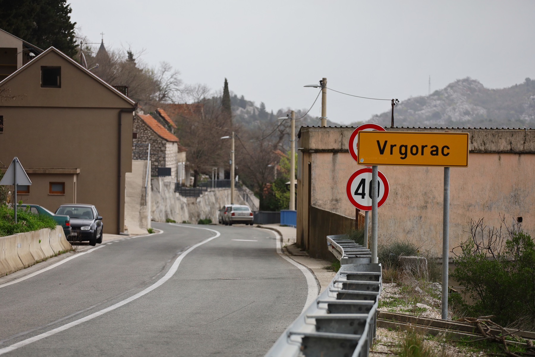 Vrgorac, 16.3.2025. - Zbog radova na rekonstrukciji državne ceste DC-62 od ponedjeljka se zatvara zapadni ulaz u Vrgorac na tri mjeseca. Ulazak u Vrgorac iz smjera Makarske, Gospodarske zona Ravča i s izlaza s autoceste A1 Ravča bit će zatvoren za sav promet do ljeta. foto HINA/ Jure DIVIĆ/ jd