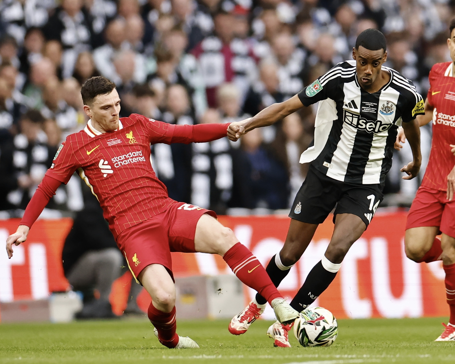 epa11968581 Andy Robertson (L) of Liverpool in action against Alexander Isak of Newcastle United during the EFL Cup Final soccer match between Liverpool FC and Newcastle United, in London, Britain, 16 March 2025.  EPA/TOLGA AKMEN EDITORIAL USE ONLY. No use with unauthorized audio, video, data, fixture lists, club/league logos, 'live' services or NFTs. Online in-match use limited to 120 images, no video emulation. No use in betting, games or single club/league/player publications.
